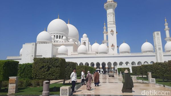 Jemaah Umrah NRA Nikmati Megahnya Masjid Sheikh Zayed di Abu Dhabi