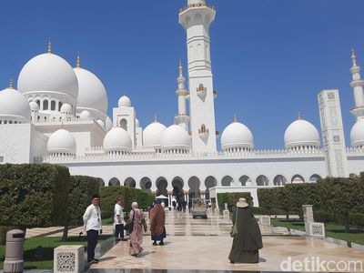 Jemaah Umrah NRA Nikmati Megahnya Masjid Sheikh Zayed di Abu Dhabi