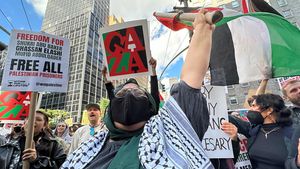 Massa Pro-Palestina Demo Konsulat Jenderal Israel di New York