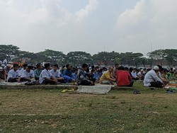 Ribuan Warga Gelar Salat Istisqa Memohon Hujan Padamkan Kebakaran Lawu