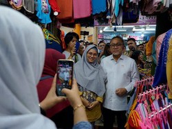 Momen Zulhas Borong Jualan-Sapa Pedagang di ITC Cempaka Mas