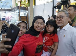 Kala Zulhas Jadi Rebutan Selfie Pedagang di ITC Cempaka Mas