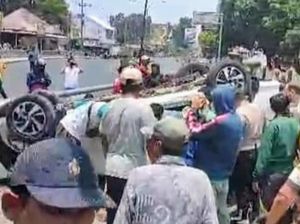 Avanza Ditumpangi 3 WN Belgia Terbalik di Besuki Situbondo Avanza Ditumpangi 3 WN Belgia Terbalik di Besuki Situbondo