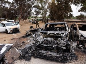 Mobil-mobil di Israel Hancur Terkena Roket Hamas