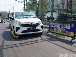 Bandel! Masih Saja Ada Mobil Parkir Sembarangan di Kota Malang