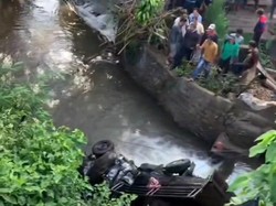 Pikap Sayur Ringsek Usai Terjun ke Jurang 7 Meter di Pagar Alam