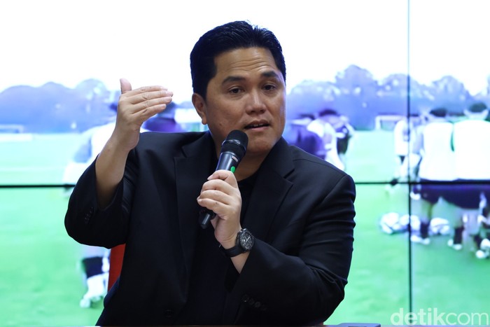 Ketua Umum PSSI Erick Thohir memberikan keterangan kepada awak media terkait kesiapan tuan rumah Piala Dunia U-17, Jakarta, Selasa (10/10/2023). Erick Thohir menegaskan Indonesia siap menjadi tuan rumah Piala Dunia U-17 atau FIFA World Cup U-17.
