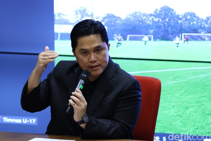 Ketua Umum PSSI Erick Thohir memberikan keterangan kepada awak media terkait kesiapan tuan rumah Piala Dunia U-17, Jakarta, Selasa (10/10/2023). Erick Thohir menegaskan Indonesia siap menjadi tuan rumah Piala Dunia U-17 atau FIFA World Cup U-17.