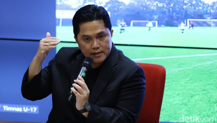 Ketua Umum PSSI Erick Thohir memberikan keterangan kepada awak media terkait kesiapan tuan rumah Piala Dunia U-17, Jakarta, Selasa (10/10/2023). Erick Thohir menegaskan Indonesia siap menjadi tuan rumah Piala Dunia U-17 atau FIFA World Cup U-17.