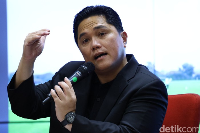 Ketua Umum PSSI Erick Thohir memberikan keterangan kepada awak media terkait kesiapan tuan rumah Piala Dunia U-17, Jakarta, Selasa (10/10/2023). Erick Thohir menegaskan Indonesia siap menjadi tuan rumah Piala Dunia U-17 atau FIFA World Cup U-17.