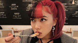 Momen Isyana Sarasvati Cicip Daging di Korea hingga Ayam di New York