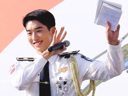 Viral Foto Nam Joo Hyuk Jadi Polisi Militer di Jalanan, Bikin Fans Histeris