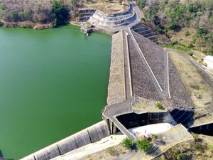 Penampakan Ketersediaan Air di Waduk Bajulmati Saat Kemarau Penampakan Ketersediaan Air di Waduk Bajulmati Saat Kemarau
