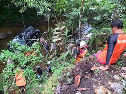 Mobil Masuk Jurang Jelang Kelok 9, Satu Keluarga Tewas