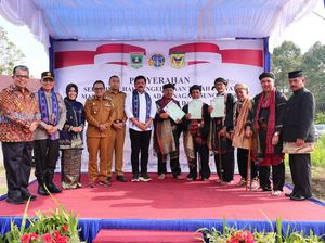 Menteri ATR/BPN Serahkan Sertifikat HPL Tanah Ulayat untuk 14 Suku Minangkabau Menteri ATR/BPN Serahkan Sertifikat HPL Tanah Ulayat untuk 14 Suku Minangkabau