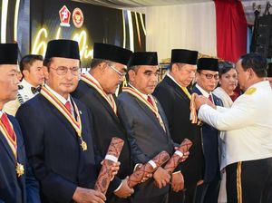 Prabowo Beri Penghargaan Dharma Pertahanan Utama ke Pimpinan MPR RI
