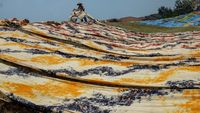 Mengintip Proses Pembuatan Kain Pantai di Desa Krajan