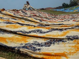 Mengintip Proses Pembuatan Kain Pantai di Desa Krajan