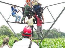 Gercep Warga Sleman Selamatkan Wanita Panjat Tiang SUTET