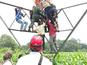 Gercep Warga Sleman Selamatkan Wanita Panjat Tiang SUTET Gercep Warga Sleman Selamatkan Wanita Panjat Tiang SUTET