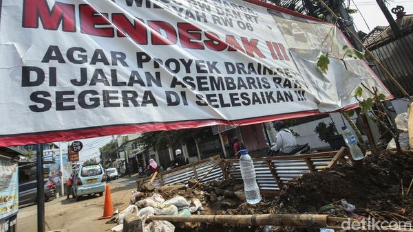 Protes Warga Tebet Imbas Proyek Drainase yang Tak Kunjung Rampung