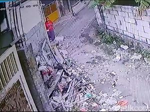 Usai Viral Lagi, Masriah Bersihkan Sampah yang Dibuang di Akses Rumah Wiwik Usai Viral Lagi, Masriah Bersihkan Sampah yang Dibuang di Akses Rumah Wiwik