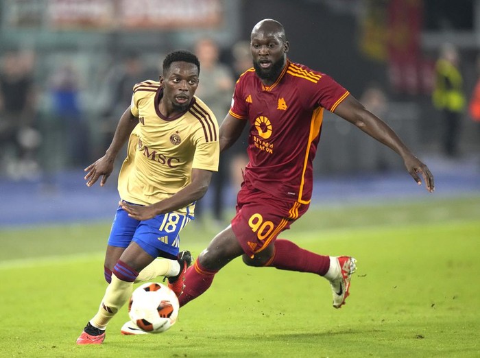 Servettes Bradley Mazikou, left, and Romas Romelu Lukaku vie for the ball during the Europa League soccer match between Roma and Servette at Romes Olympic stadium, Thursday, Oct.5, 2023. (AP Photo/Alessandra Tarantino)