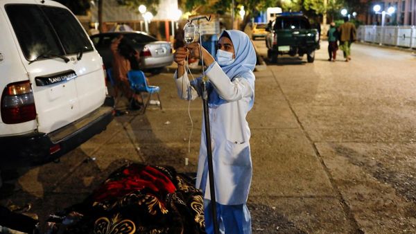 Rumah Sakit Penuh, Korban Gempa Afghanistan Dirawat di Halaman
