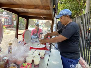 Cuan Pedagang Es di Tengah Teriknya Matahari Surabaya Cuan Pedagang Es di Tengah Teriknya Matahari Surabaya