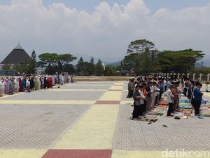Kala Ratusan ASN Sumedang Khusyuk Laksanakan Salat Istisqa