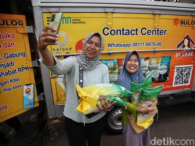 Semringah Emak-emak Beli Beras Murah Bulog di Bekasi