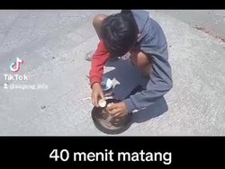 Cuaca 45 Derajat, Bocah di Magetan Iseng Ceplok Telur hingga Matang!