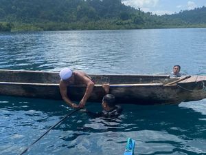 Aksi Sertu Fadli Canu Alirkan Air Bersih Lewat Pipa Bawah Laut di Tojo Una-Una