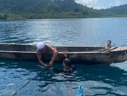 Aksi Sertu Fadli Canu Alirkan Air Bersih Lewat Pipa Bawah Laut di Tojo Una-Una