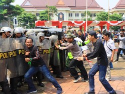 Massa Tolak Hasil Pemilu Lalu Serbu Kantor KPU Tuban dalam Sispamkota