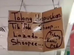 Viral Video Pedagang Tanah Abang Pasang Spanduk Minta e-Commerce Ditutup Viral Video Pedagang Tanah Abang Pasang Spanduk Minta e-Commerce Ditutup