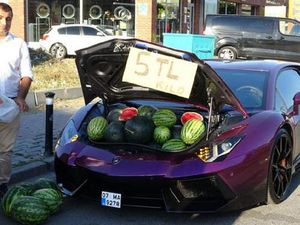 Tajir! 5 Aksi Penjual Makanan yang Pakai Mobil Mewah Buat Jualan