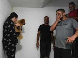 Takut Gempuran Hamas, Warga Israel Ngumpet di Bunker