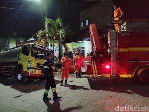 Truk Terperosok ke Bekas Galian Box Culvert Saat Jalan Terlalu Minggir