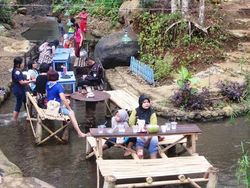 5 Warung Makan Jawa Timur yang Tawarkan Sensasi Bersantap di Atas Sungai