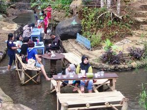 5 Warung Makan Jawa Timur yang Tawarkan Sensasi Bersantap di Atas Sungai 5 Warung Makan Jawa Timur yang Tawarkan Sensasi Bersantap di Atas Sungai