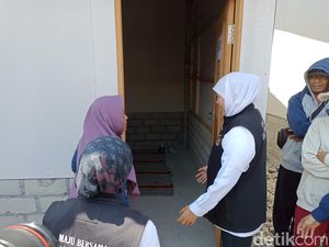 Khofifah Resmikan Puluhan Huntara Dampak Tanah Gerak di Blitar