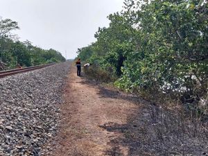 Warga di Purwokerto Bakar Sampah di Sekitar Rel, PT KAI: Sangat Bahaya!