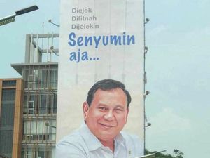 Muncul Baliho Prabowo Difitnah Senyumin Aja, Ini Kata Gerindra