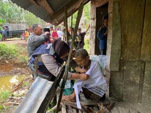 Aksi Brigadir Tamarani Gagas Lapor Bu Bhabin yang Tuai Apresiasi Warga Aksi Brigadir Tamarani Gagas Lapor Bu Bhabin yang Tuai Apresiasi Warga
