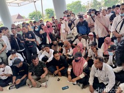 Pegawai Honorer Lulusan SMA di Dompu Demo Minta Formasi PPPK