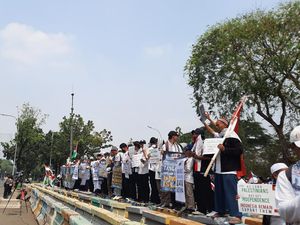 Massa AWG Demo di Depan Kedubes AS, Tuntut Perang Hamas-Israel Dihentikan