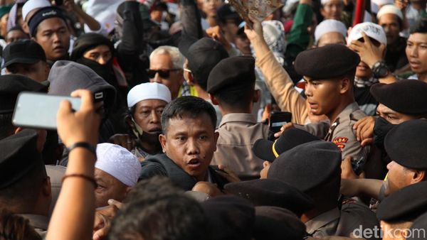 Demo PA 212 Sempat Memanas di Depan Kedubes AS
