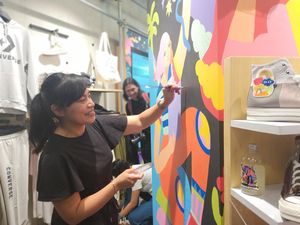 Diela Maharanie Buat Mural Warna-warni, Eksis Berkarya Selama 17 Tahun Diela Maharanie Buat Mural Warna-warni, Eksis Berkarya Selama 17 Tahun