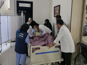 Potret SYL Temani Ibu Sakit Usai Absen Pemeriksaan KPK